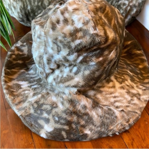 VINTAGE Mr. John Faux Fur Hat & Purse Set – Audrey Hepburn Vibes! - Picture 3 of 15